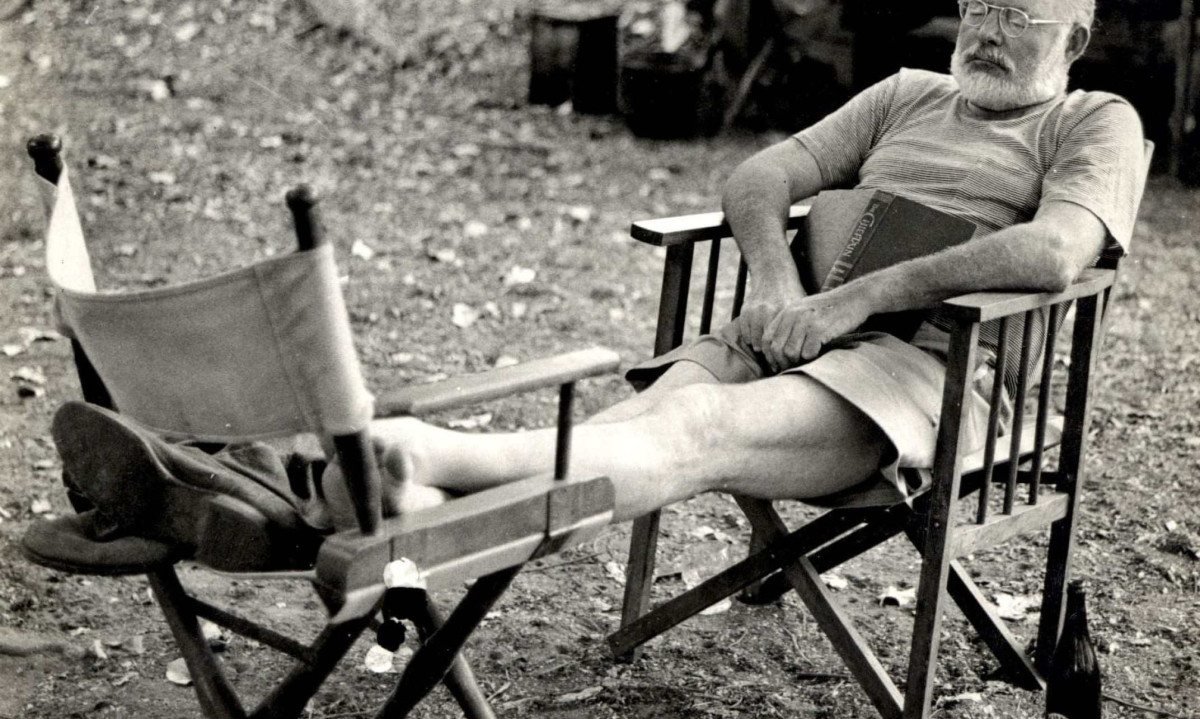 'Jamais me ocorrera fazer uma refeição sem tomar vinho, sidra ou cerveja', escreveu o escritor norte-americano Ernest Hemingway -  (crédito: Look Magazine/Divulgação)