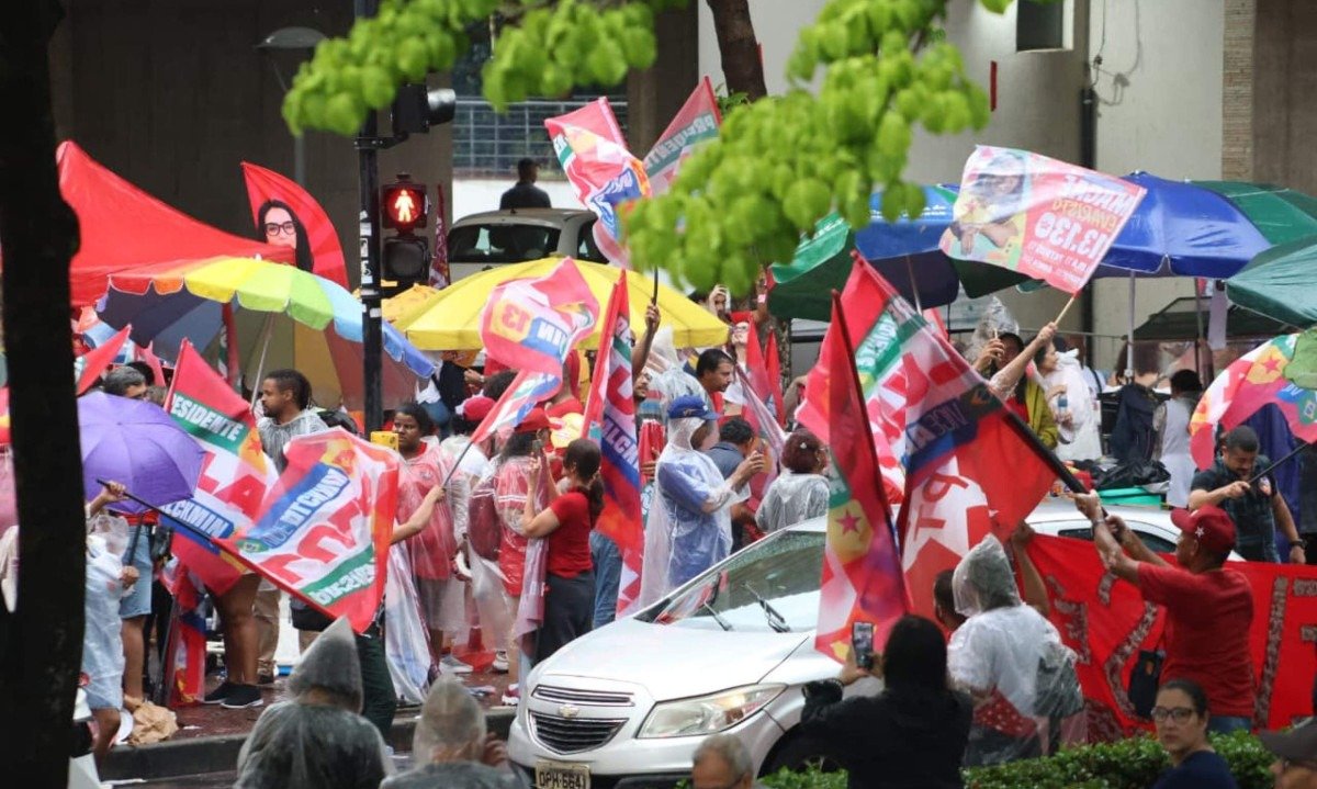 Reunidos na Praça da Liberdade, na Região Centro-Sul da capital, eles aguardam a chegada do presidente para um ato de campanha marcado para as 16h - (crédito: Marcos Vieira/EM/DA.Press)