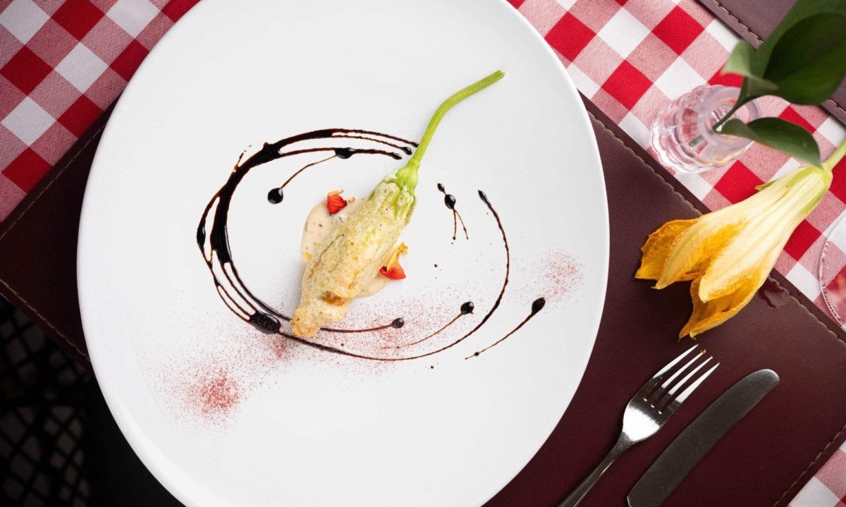 O sabor vegetal delicado da flor de abobrinha encontra a cremosidade da stracciatella na entrada do Dal Grano