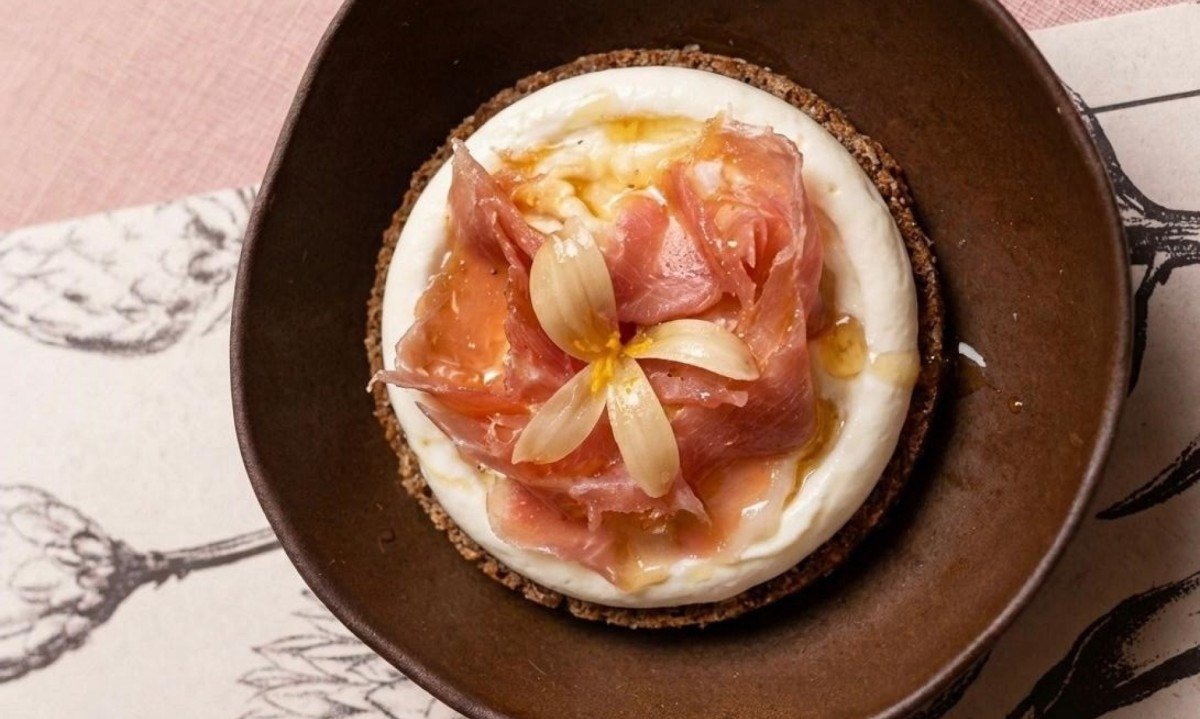 A flor de mam&atilde;o &eacute; cozida e armazenada em mel de abelha nativa antes de marcar presen&ccedil;a no menu degusta&ccedil;&atilde;o do Casulo