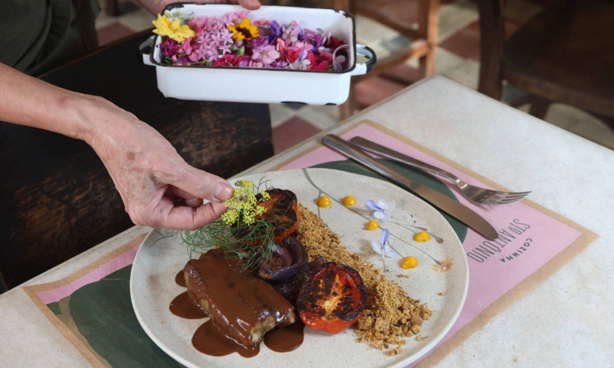 Todos os pratos do restaurante Cozinha Santo Antônio são floridos - (crédito: Marcos Vieira /EM/D.A Press)