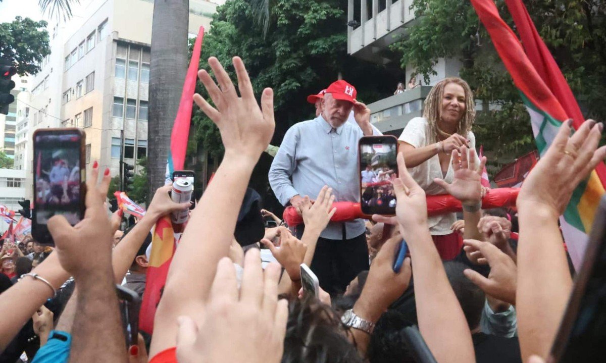Lula ao lado da candidata ao Senado Áurea Carolina (PSOL) - (crédito: Marcos Vieira/EM/D.A Press)