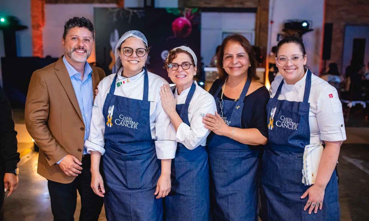 Thiago Romano e as chefs Dayse Paparoto, Flávia Quaresma, 
Patrícia Soutto Mayor e Ana Gabi Costa no jantar Chefs contra o Câncer -  (crédito: Felipe Dumont/Divulgação)