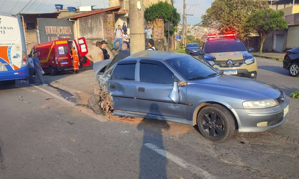 Carro e &ocirc;nibus colidem no bairro Dom Bosco, em Belo Horizonte;