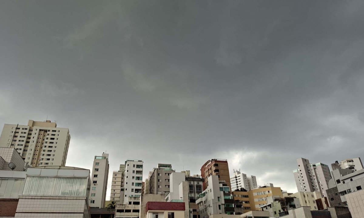 Céu carregado no Bairro Buritis, na Região Oeste - (crédito: Vera Schimitz/EM/D.A Press)