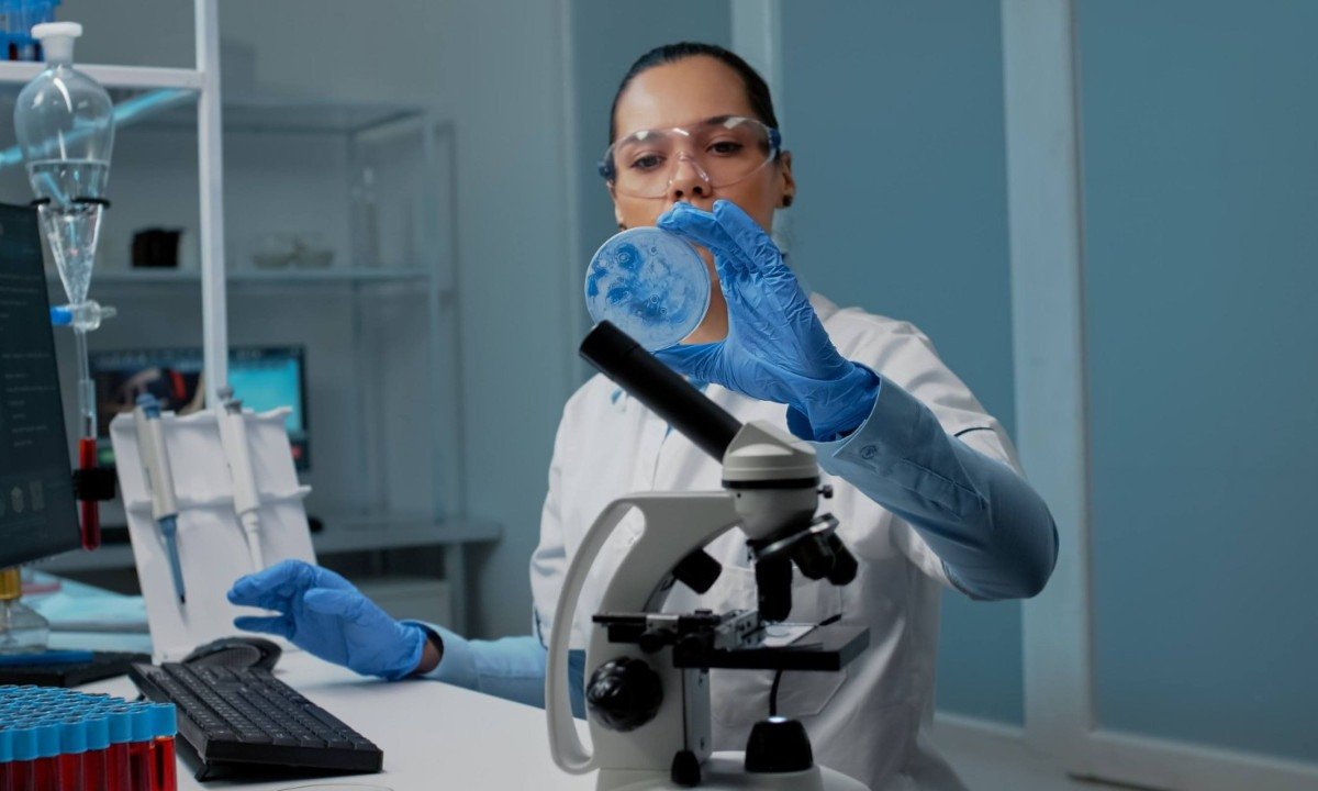 A programação da 4ª Feira das Profissões Viva Estácio inclui atividades de Biomedicina - (crédito: Magnific/Reprodução)