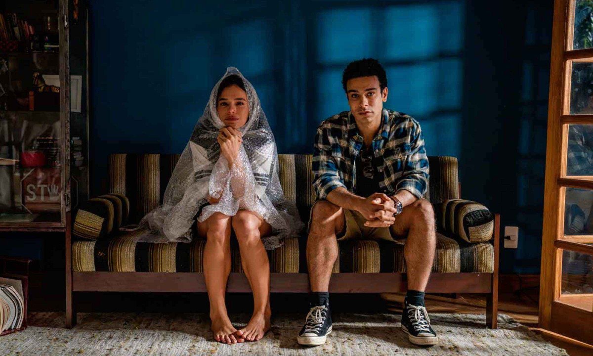 Bia (Bruna Marquezine) e Victor (Sérgio Malheiros) estão de volta. Ela, mais confusa; ele, frustrado com o amor - (crédito: Disney/Divulgação)