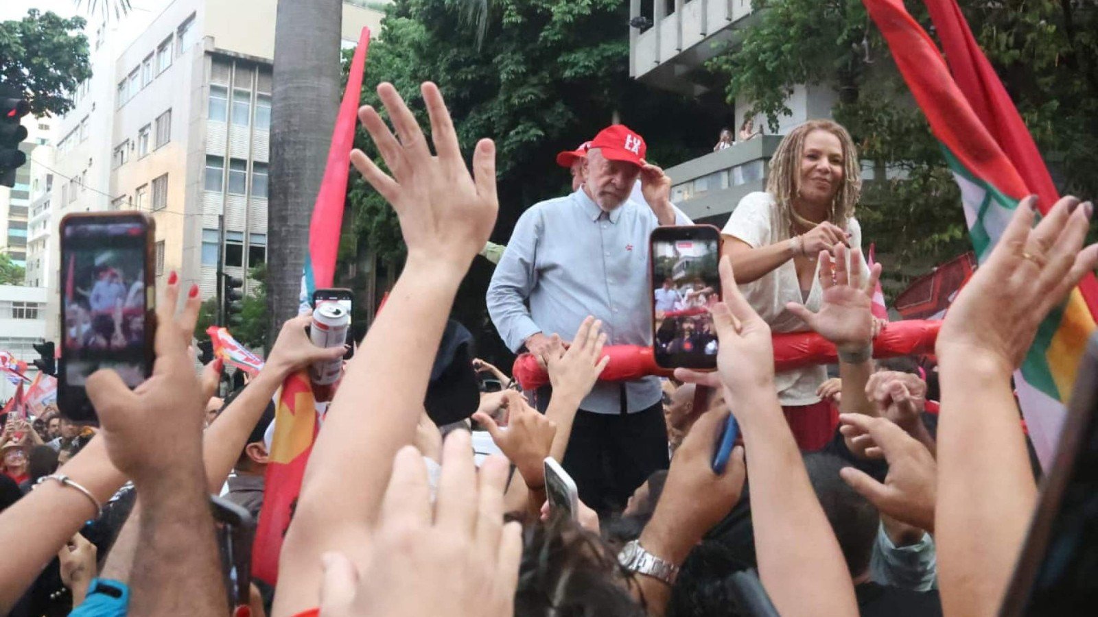Lula ao lado da candidata ao Senado &Aacute;urea Carolina (PSOL)