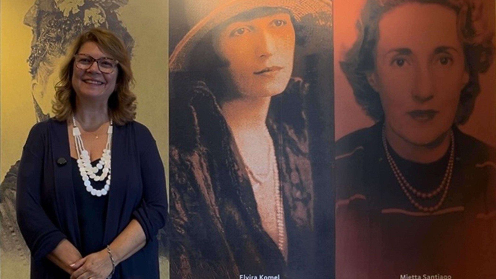 Berenice Sobral, servidora da Se&ccedil;&atilde;o de Mem&oacute;ria Eleitoral do TRE-MG, ao lado de fotos de Elvira e Mietta