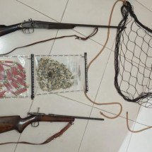 Homem é preso com armas, munições e rede usada para caça ilegal em Minas - Pol&iacute;cia Militar/Divulga&ccedil;&atilde;o