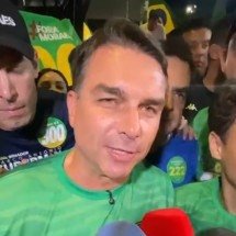 Flávio Bolsonaro fecha campanha do 1° turno em carreata em frente a igreja católica