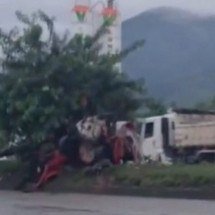 Dois jovens morrem após carro bater contra poste no Rio  - Tupi
