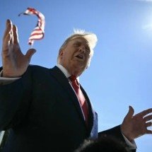 Trump evita falar de apoio a Flávio e reforça acompanhar pleito "de perto"
