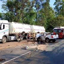 BR-381: acidente entre caminhão e caminhonete deixa um morto - Corpo de Bombeiros/Divulgação 