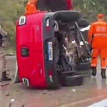 BH: caminhonete invade contramão, bate em 3 carros e capota na Via Expressa - Redes Sociais
