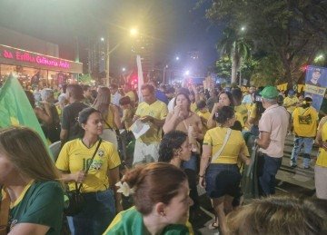 Eleitores aguardam, na noite desta sexta-feira (2/10), a chegada do senador Flávio Bolsonaro (PL-RJ) -  (crédito: Luiz Ribeiro/EM/DA.Press)