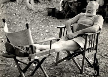'Jamais me ocorrera fazer uma refeição sem tomar vinho, sidra ou cerveja', escreveu o escritor norte-americano Ernest Hemingway -  (crédito: Look Magazine/Divulgação)