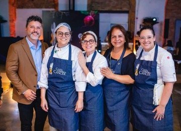 Thiago Romano e as chefs Dayse Paparoto, Flávia Quaresma, 
Patrícia Soutto Mayor e Ana Gabi Costa no jantar Chefs contra o Câncer -  (crédito: Felipe Dumont/Divulgação)