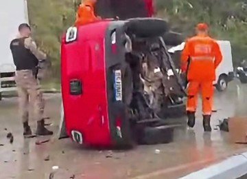 A motorista da caminhonete invadiu a contramão e acertou outros três carros -  (crédito: Redes Sociais)