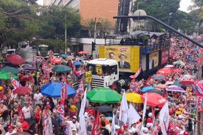 Nesta sexta, um temporal atingiu Belo Horizonte durante a tarde, e militantes começaram a se reunir na Praça da Liberdade após uma trégua -  (crédito: Alexandre Guzanshe/EM/DA.Press)