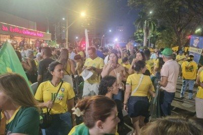 Eleitores aguardam, na noite desta sexta-feira (2/10), a chegada do senador Flávio Bolsonaro (PL-RJ) -  (crédito: Luiz Ribeiro/EM/DA.Press)