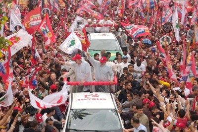 A caminhada estava marcada para começar às 16h, mas o horário foi alterado após o compromisso de Lula na capital fluminense se estender além do previsto -  (crédito: Alexandre Guzanshe/EM/DA.Press)
