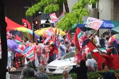 Reunidos na Praça da Liberdade, na Região Centro-Sul da capital, eles aguardam a chegada do presidente para um ato de campanha marcado para as 16h -  (crédito: Marcos Vieira/EM/DA.Press)