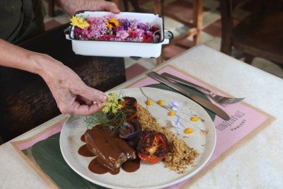 Todos os pratos do restaurante Cozinha Santo Antônio são floridos -  (crédito: Marcos Vieira /EM/D.A Press)