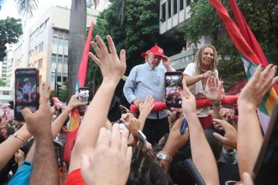 Lula ao lado da candidata ao Senado Áurea Carolina (PSOL) -  (crédito: Marcos Vieira/EM/D.A Press)
