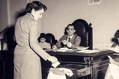 Eleitora vota para Presidente da República, em 1955 -  (crédito: Agência Senado/Divulgação)