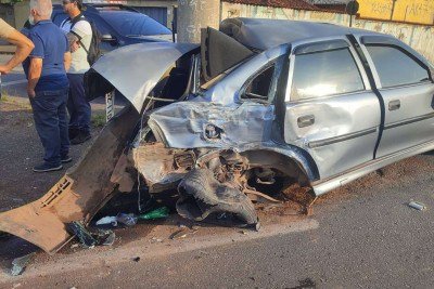 Foto mostra o estrago no carro que colidiu com ônibus na manhã desta sexta-feira (02/10); -  (crédito: Corpo de Bombeiros/Divulgação )