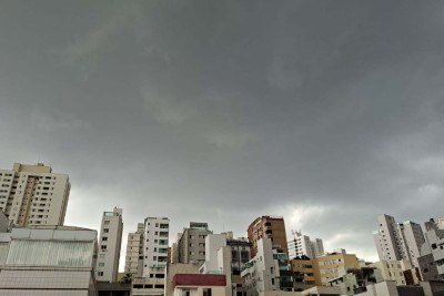 Céu carregado no Bairro Buritis, na Região Oeste -  (crédito: Vera Schimitz/EM/D.A Press)