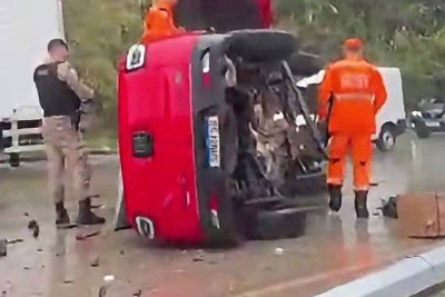 A motorista da caminhonete invadiu a contramão e acertou outros três carros -  (crédito: Redes Sociais)