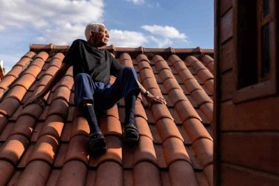 José de Jesus, conhecido como Dudu, de 102 anos, posou para o projeto no telhado de sua casa, em Belo Horizonte -  (crédito: LEO DRUMOND/DIVULGAÇÃO)