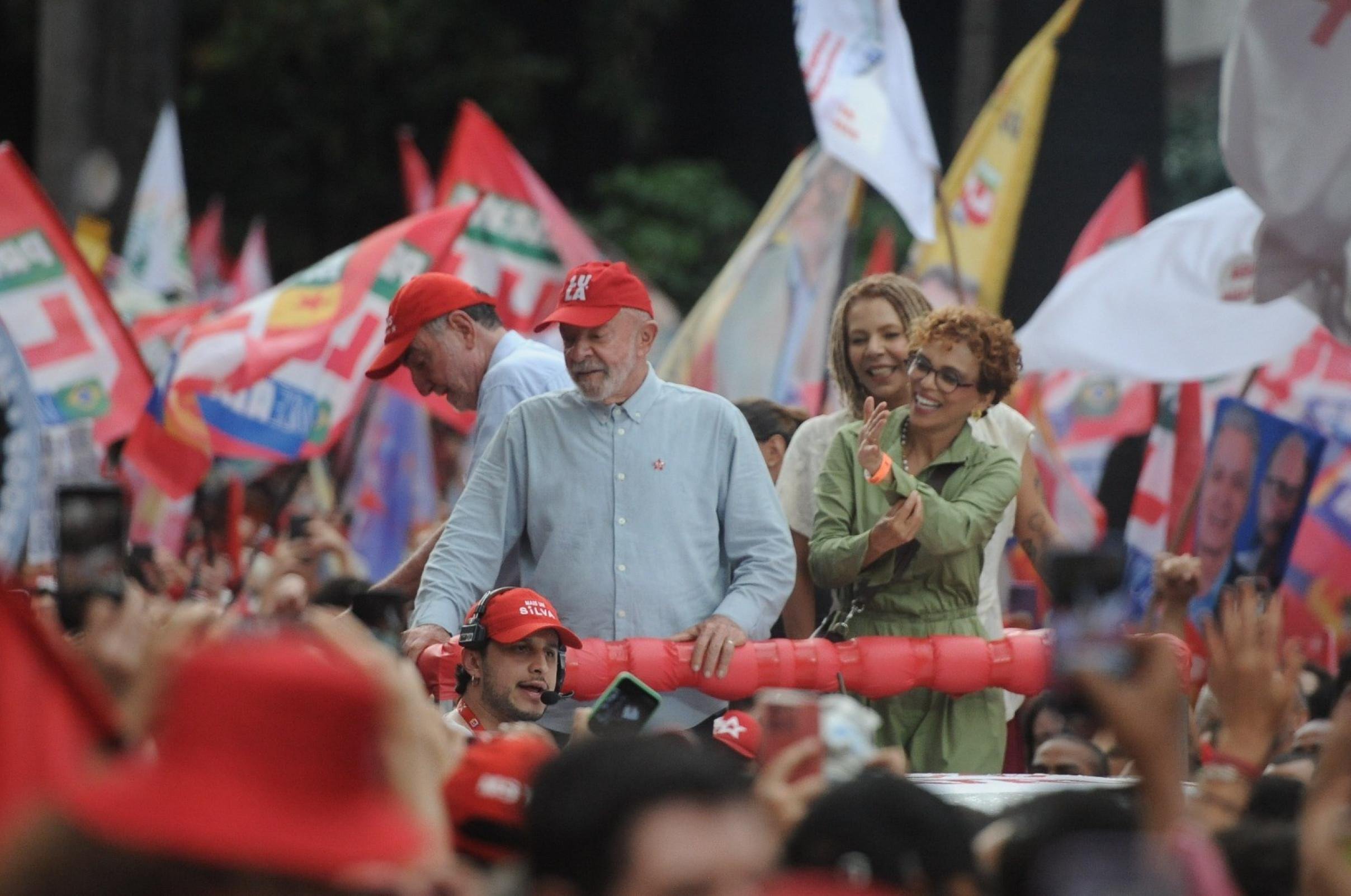 Em Belo Horizonte, Lula esteve acompanhado de Patrus Ananias (PT), candidato ao governo de Minas, e das candidatas ao Senado Marília Campos (PT) e Áurea Carolina (Psol), além de candidatos da coligação à Câmara dos Deputados e à Assembleia Legislativa de Minas Gerais (ALMG)