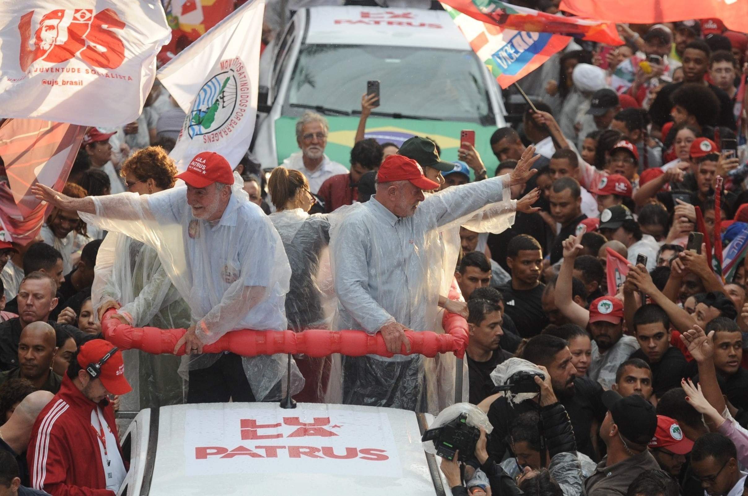  Lula chegou ao local às 16h58 e participou do ato ao lado da primeira-dama Janja da Silva e de aliados políticos de Minas Gerais