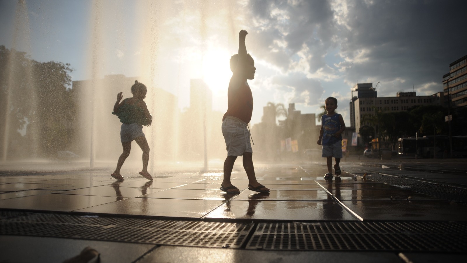 Crianças se refrescam em fonte em Belo Horizonte durante dias de calor intenso antes da virada no tempo - (crédito: Alexandre Guzanshe/EM/DA Press)