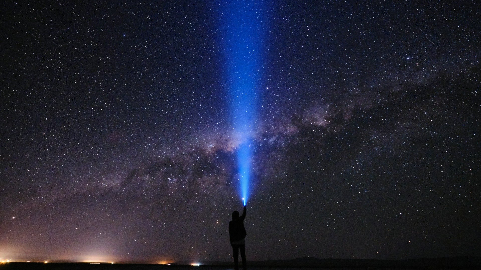 Lasers gigantes no deserto do Atacama: saiba por que cientistas criam "estrelas"