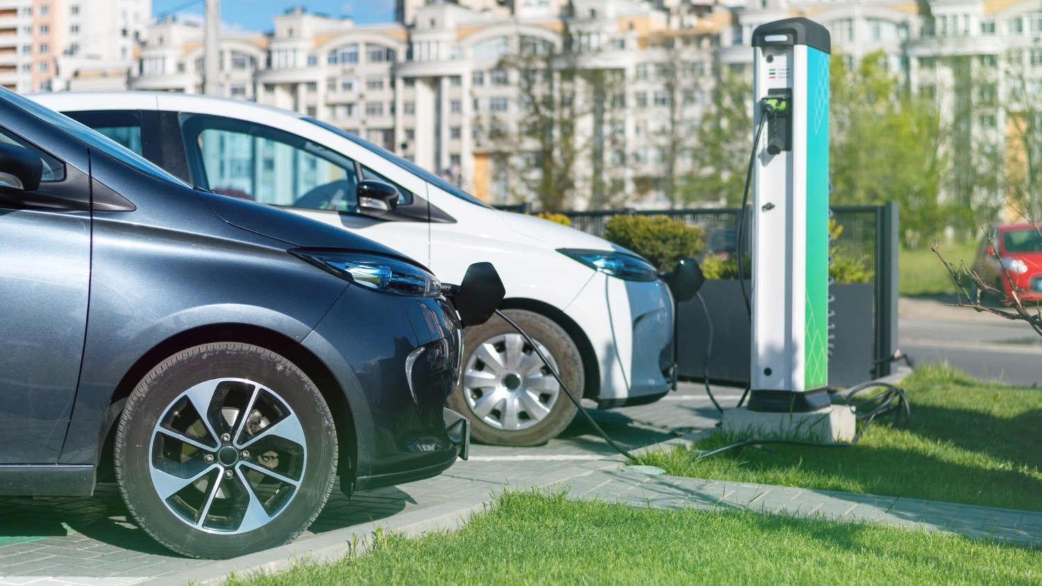 Carro elétrico causa mais enjoo? Entenda a ciência por trás do mal-estar