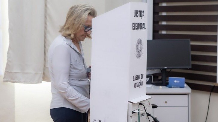 Eleitores realizam seu dever c&iacute;vico nas urnas, marco do processo eleitoral com prazos e regras espec&iacute;ficas para o dia da vota&ccedil;&atilde;o -  (crédito: TRE-SC/Divulga&ccedil;&atilde;o)