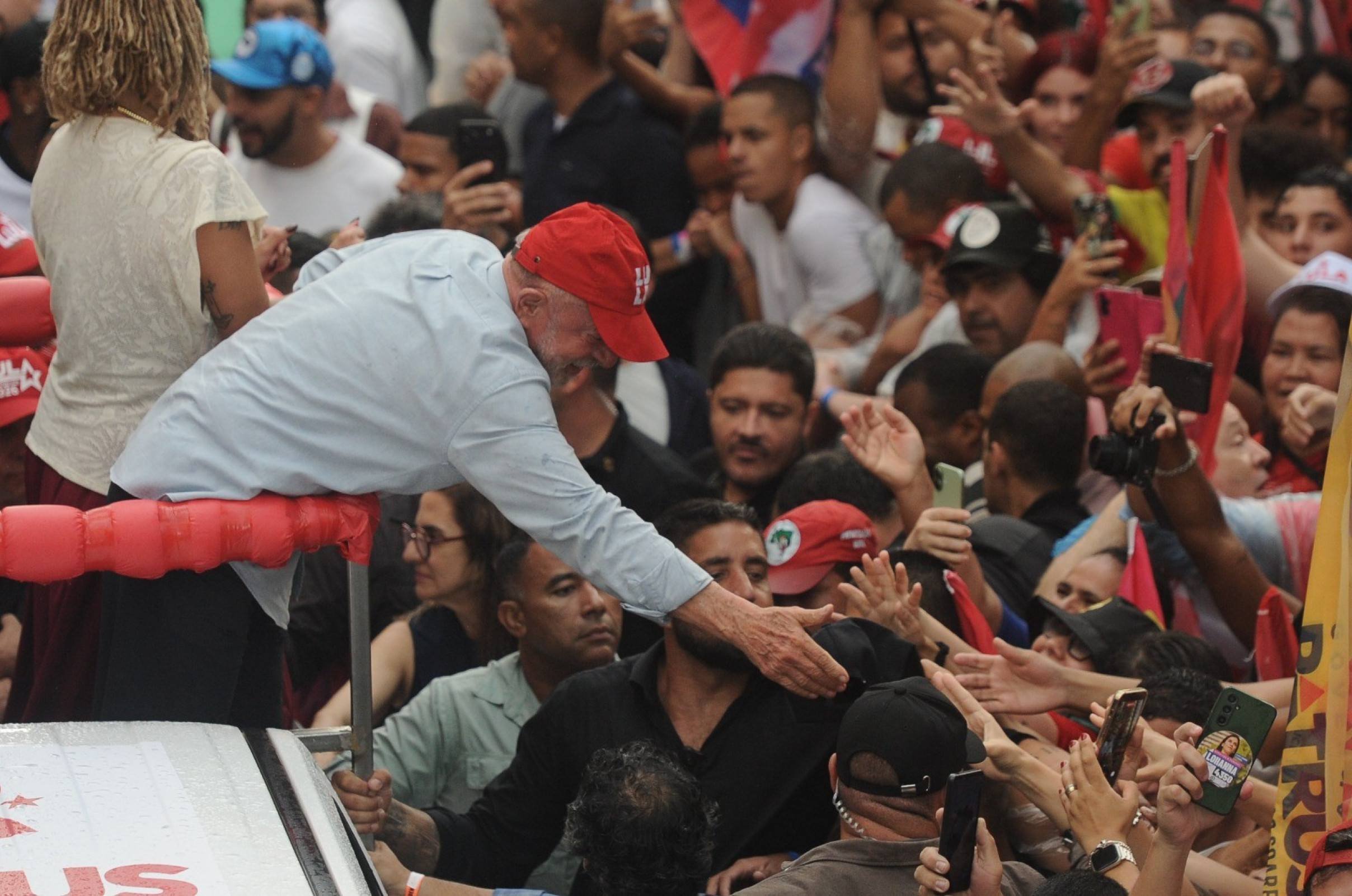 Durante a caminhada, o presidente foi acompanhado por uma multidão de apoiadores, que seguiram o trajeto com bandeiras e faixas