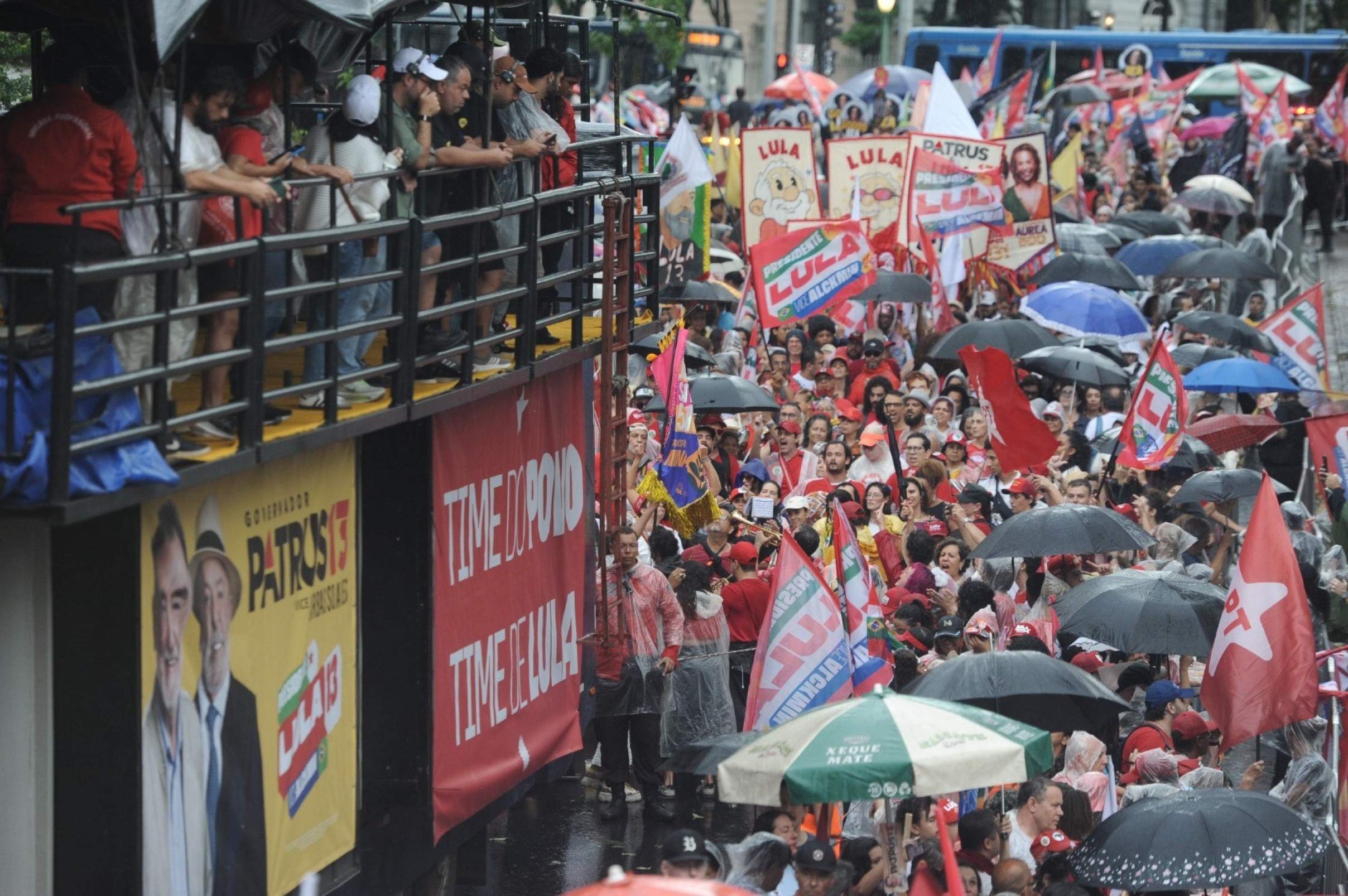 Durante o ato, Lula apresentou propostas que pretende levar adiante caso seja reeleito. Entre elas, citou o fim da escala de trabalho 6x1, o combate ao feminicídio e o aumento do salário mínimo
