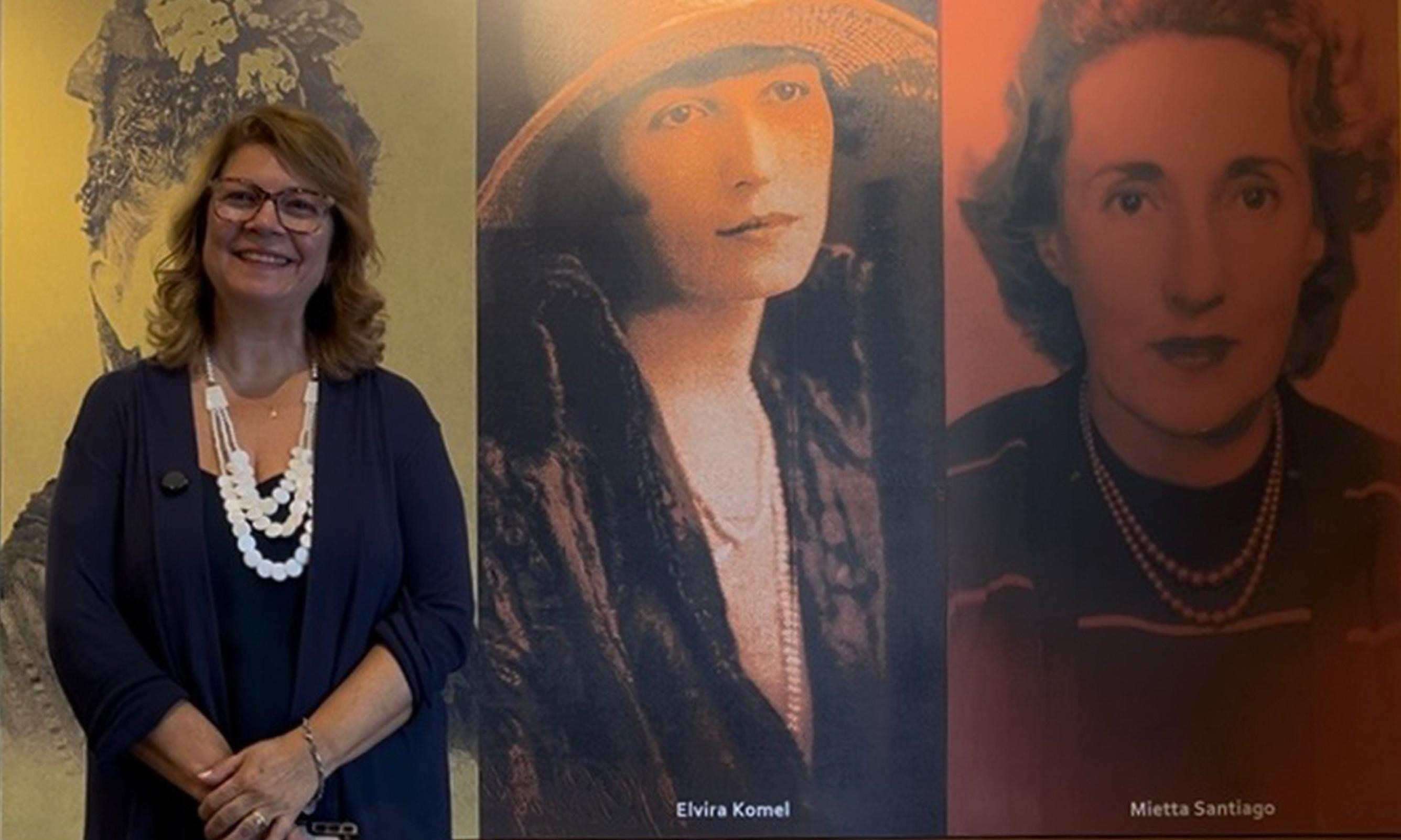 Berenice Sobral, servidora da Se&ccedil;&atilde;o de Mem&oacute;ria Eleitoral do TRE-MG, ao lado de fotos de Elvira e Mietta