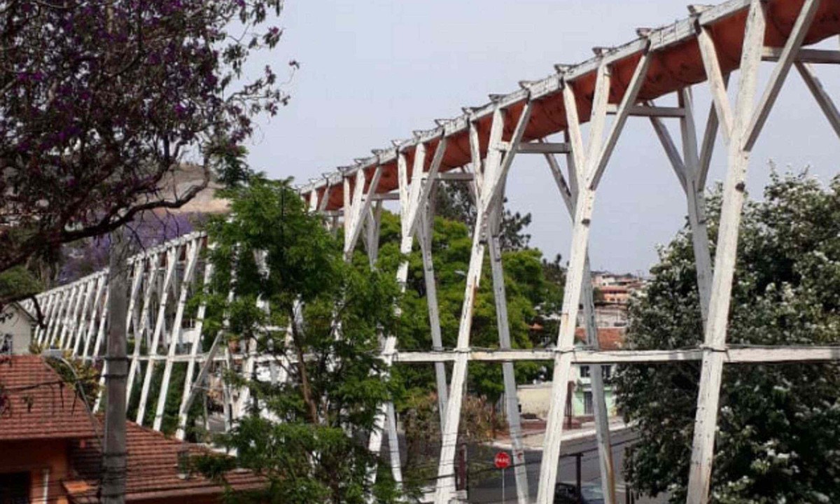 O entorno do monumento foi interditado para permitir a realização de vistorias e a avaliação das condições do aqueduto - (crédito: Wikipedia)