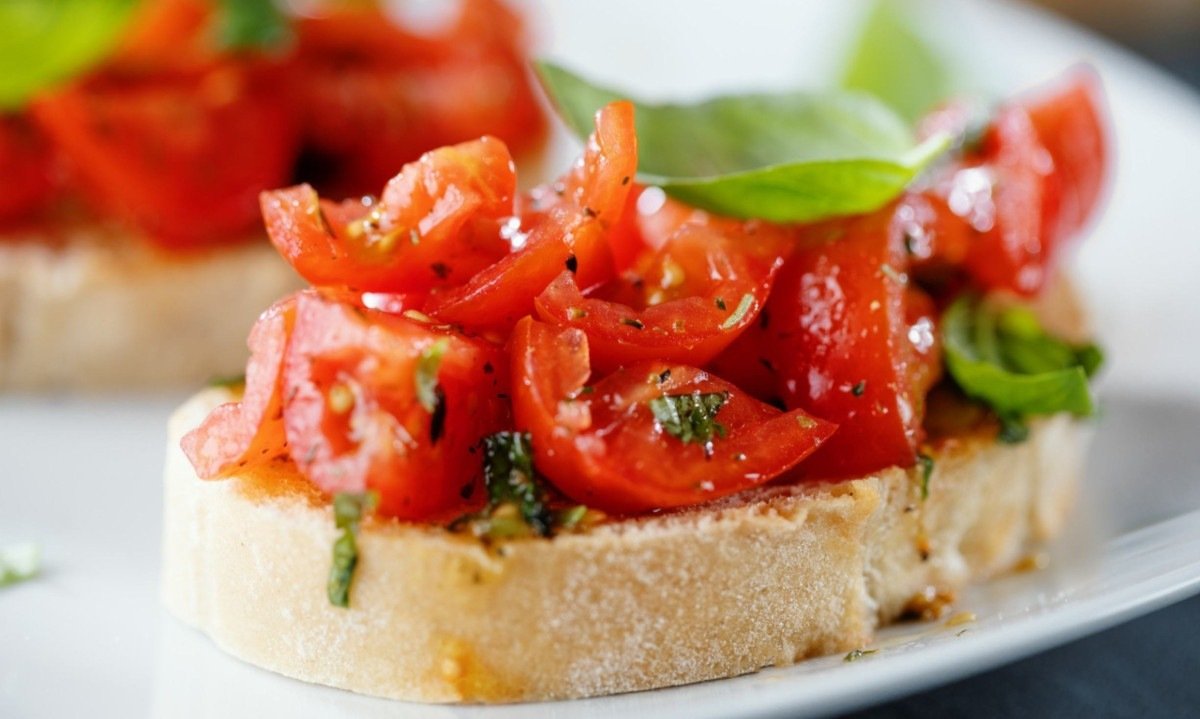 Tradicional da Itália, a bruschetta pode ser uma boa pedida para acompanhar as apuração dos votos neste domingo (4/10) - (crédito: Magnific/Divulgação)