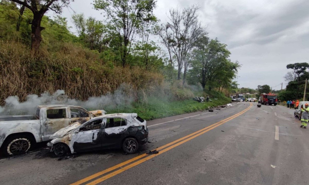 Dois carros pegaram fogo depois da batida em Itaúna - (crédito: Corpo de Bombeiros MG/Divulgação)