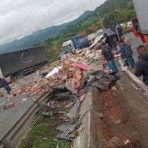 Carreta com cosméticos tomba e trava pista da Fernão Dias em Itapeva - Instagram/Reprodução