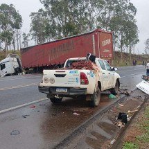 Acidente com Corolla, Hilux e carreta termina com morte na BR-262 - PRF/Reprodução