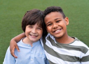 Mandados para um colégio novo, na primeira semana, uma colega pergunta se eles são um casal. Um deles responde que não, que são apenas amigos -  (crédito: Magnific)