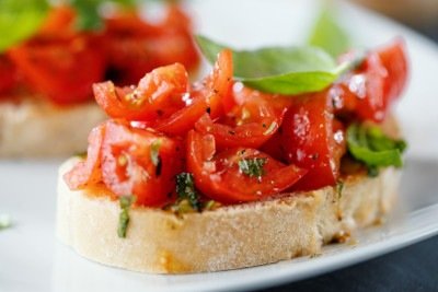 Tradicional da Itália, a bruschetta pode ser uma boa pedida para acompanhar as apuração dos votos neste domingo (4/10) -  (crédito: Magnific/Divulgação)